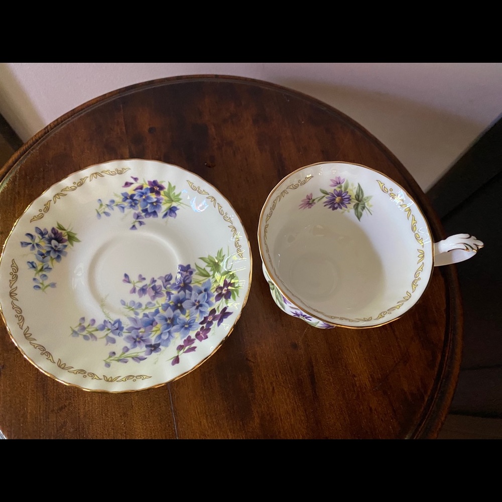 E&R Golden Crown Bone China tea cup and saucer. - Picture 4 of 7